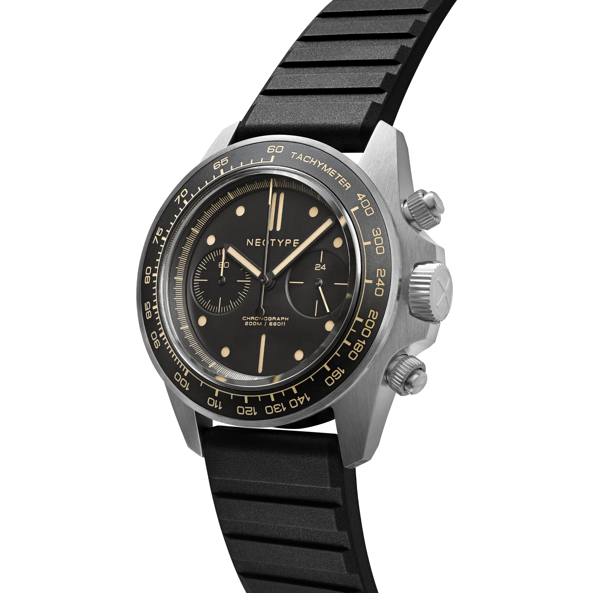 Vue en trois-quarts de la Montre chronographe Neotype Watches en acier avec Bracelet FKM de Neotype Watches, soulignant la qualité de sa finition.