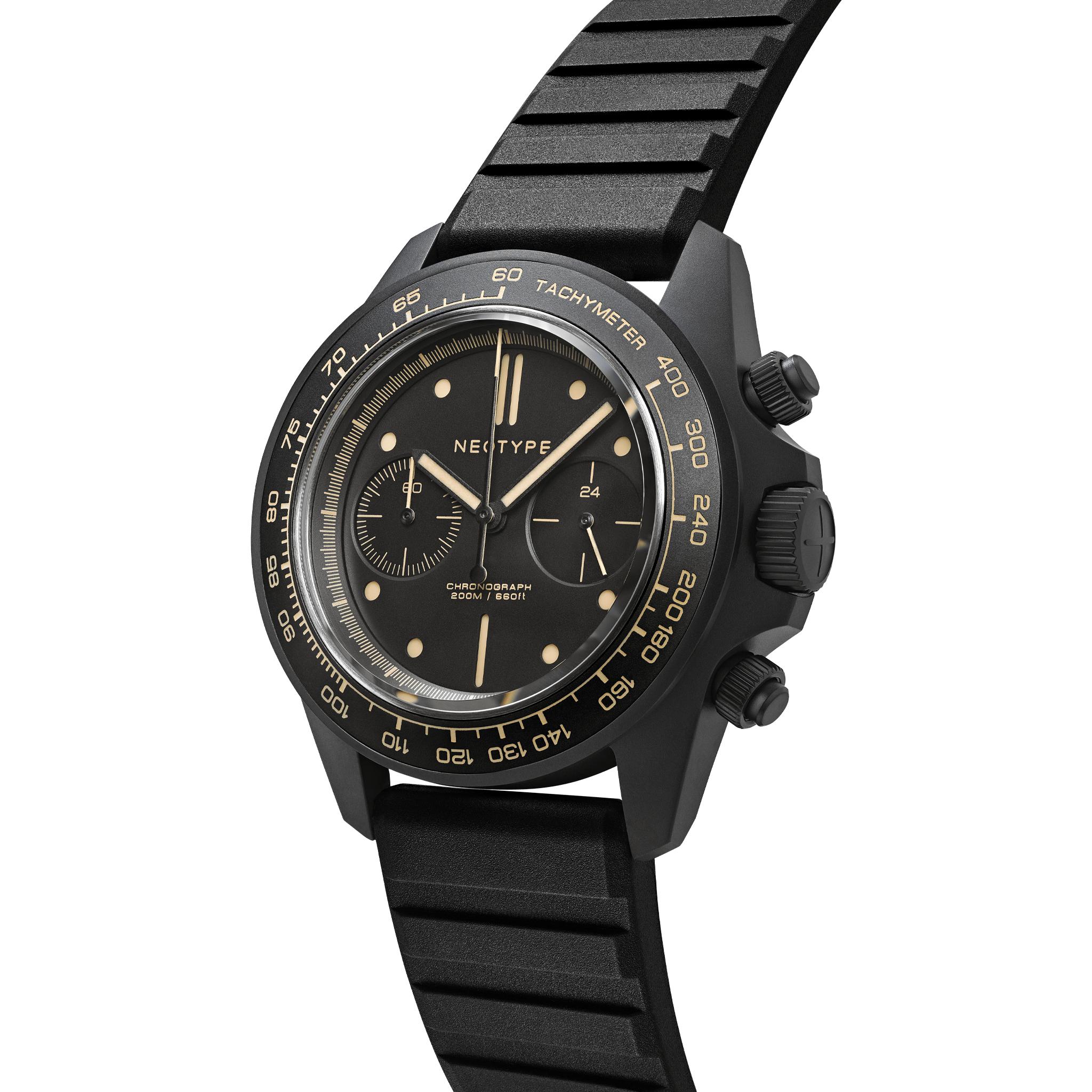 Vue en trois-quarts de la Montre chronographe Neotype Watches en PVD noir avec Bracelet FKM de Neotype Watches, soulignant la qualité de sa fabrication.