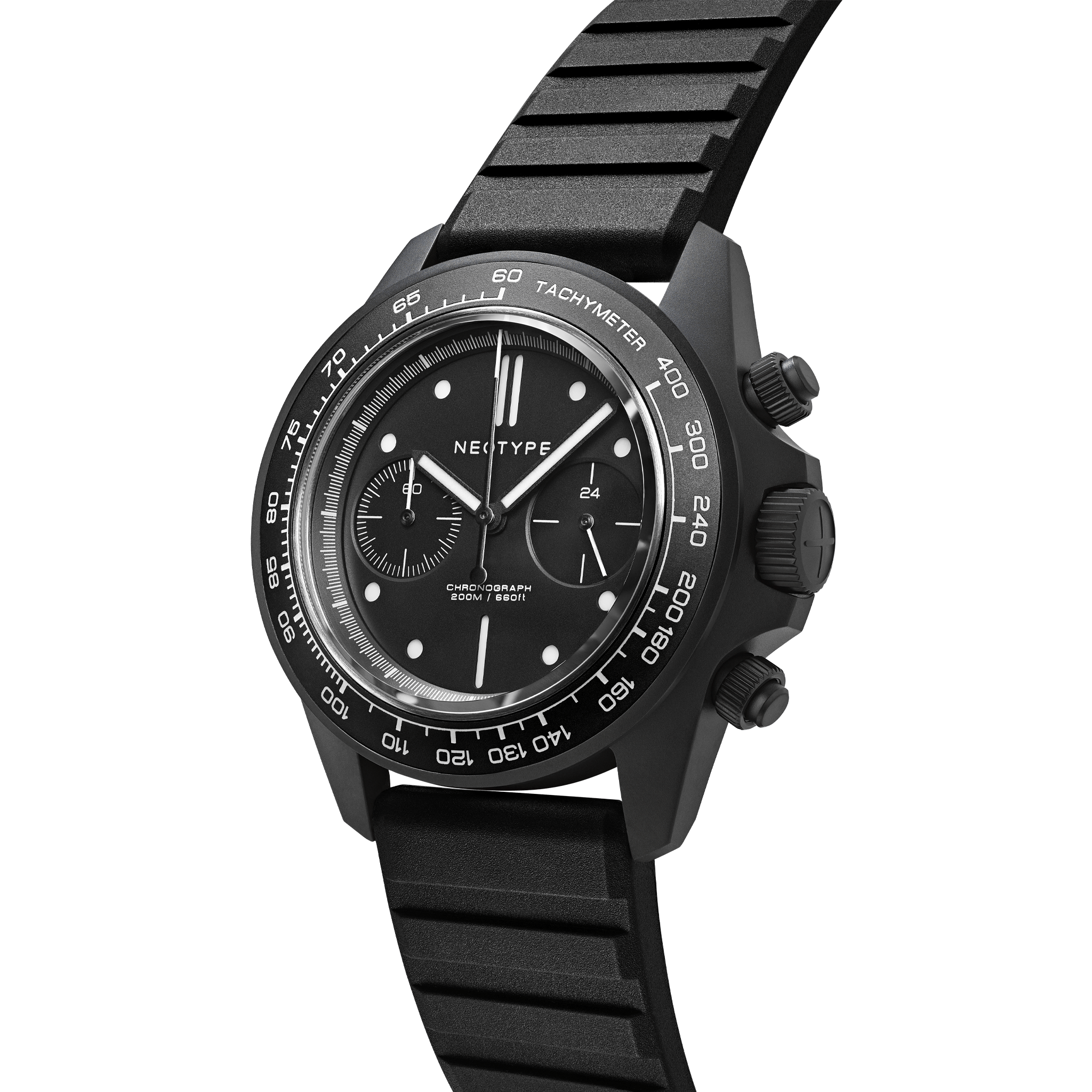 Vue en trois-quarts de la Montre chronographe Neotype Watches en PVD noir avec Bracelet FKM de Neotype Watches, soulignant les détails de sa finition et son esthétique soignée.
