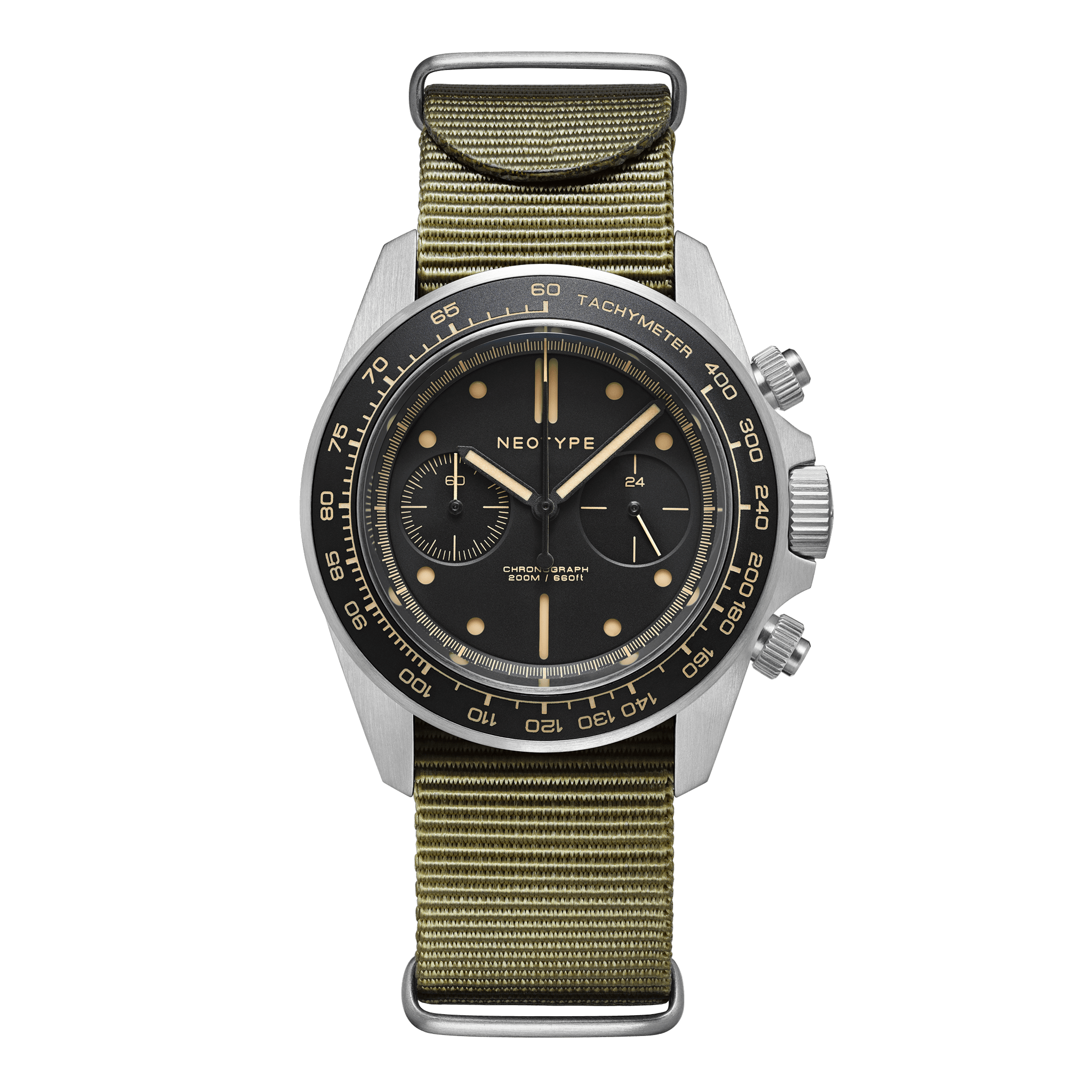 Montre chronographe Neotype Watches en acier avec cadran noir et bracelet NATO vert olive, vue de face, apportant un style classique et robuste.