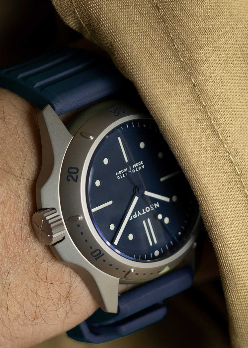 Montre de plongée Neotype Watches photographiée dans un environnement naturel, illustrant son design puissant et sa durabilité pour les activités extérieures.