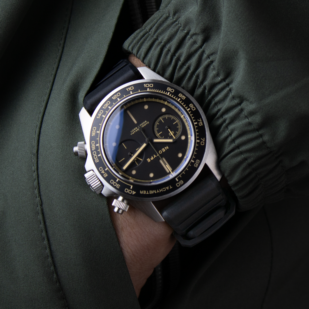 Montre chronographe Neotype Watches portée au poignet, mettant en avant son design élégant et sa présence affirmée.