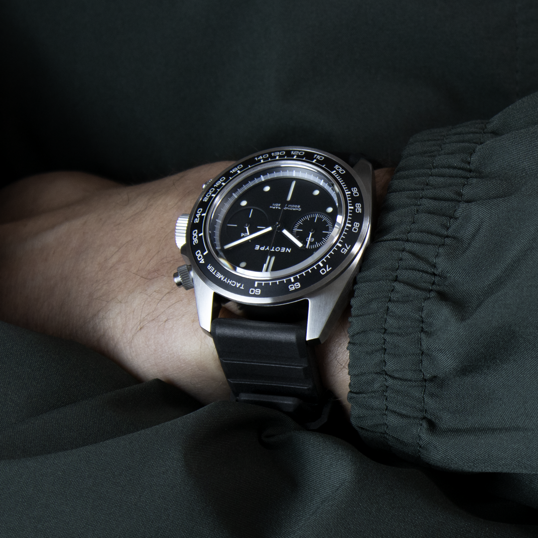 Montre chronographe Neotype Watches portée au poignet masculin, mettant en valeur le design robuste et élégant du cadran et du bracelet.