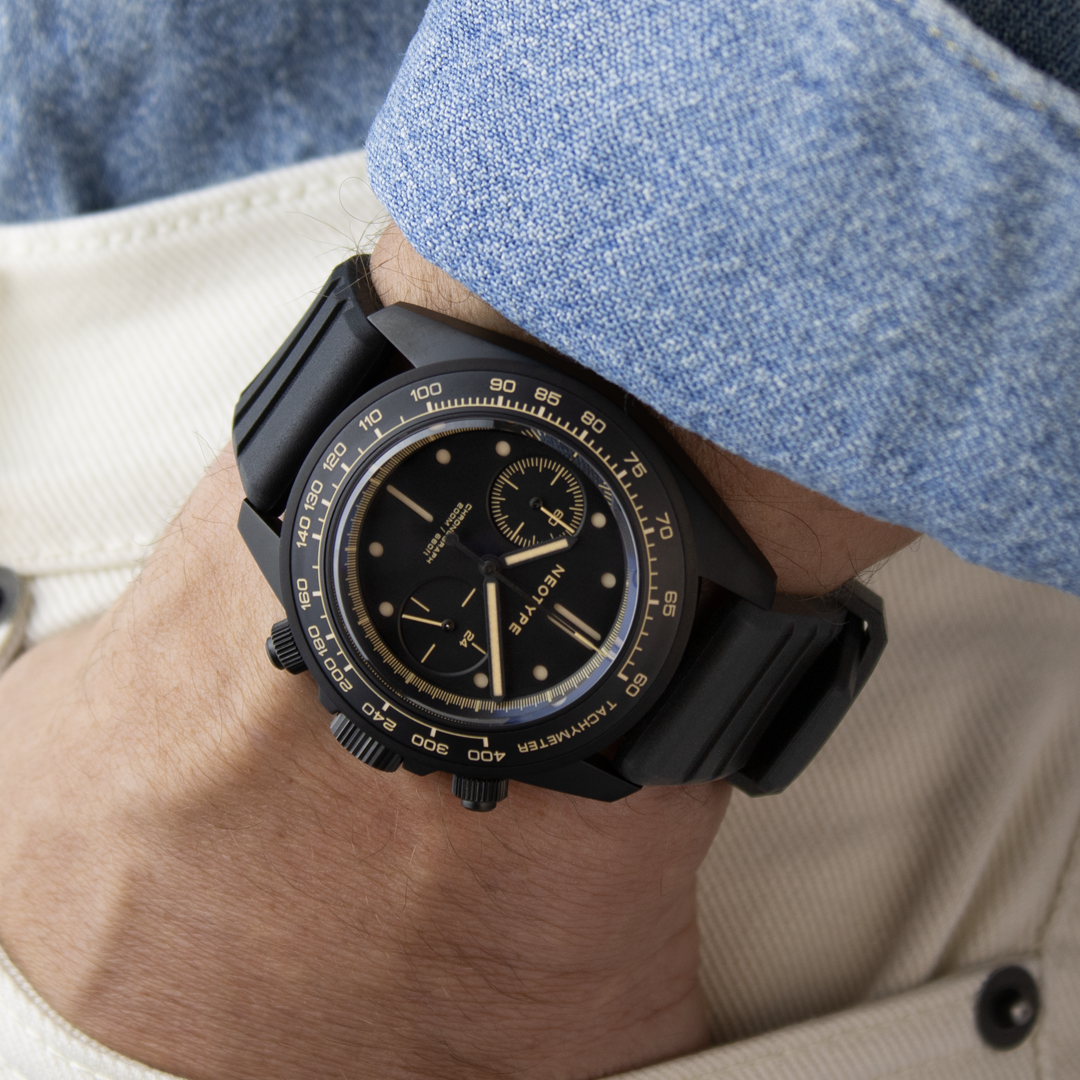 Montre chronographe Neotype Watches en PVD noir portée au poignet, mettant en avant son style sophistiqué et sa présence remarquable.