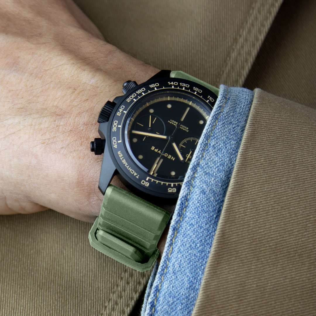 Bracelet FKM de Neotype Watches en caoutchouc fluocarboné vert, porté sur le poignet, mettant en avant son style élégant et contemporain.