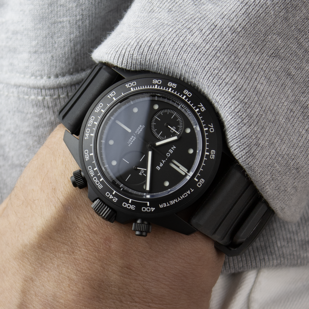 Montre chronographe Neotype Watches en PVD noir portée au poignet, illustrant son élégance et son confort au quotidien.