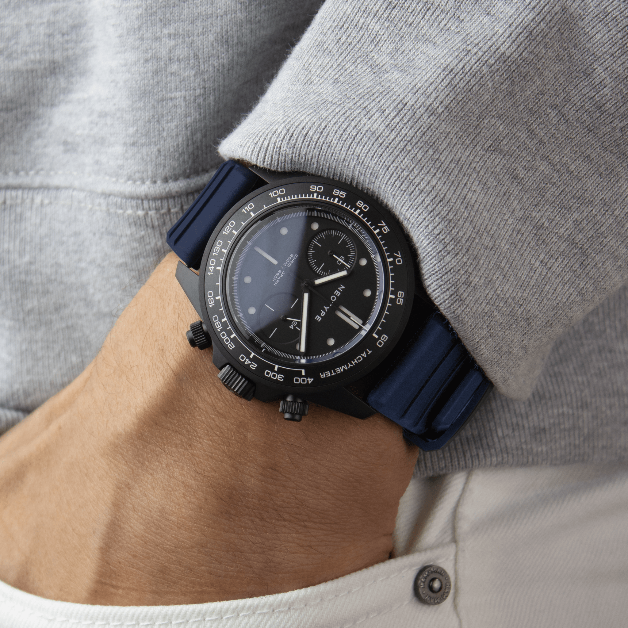 Bracelet FKM de Neotype Watches en bleu monté sur une montre, portée par un homme