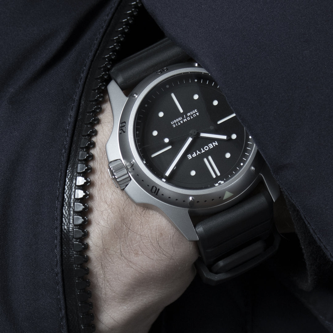 Montre de plongée Neotype Watches pour homme Neotype portée au poignet
