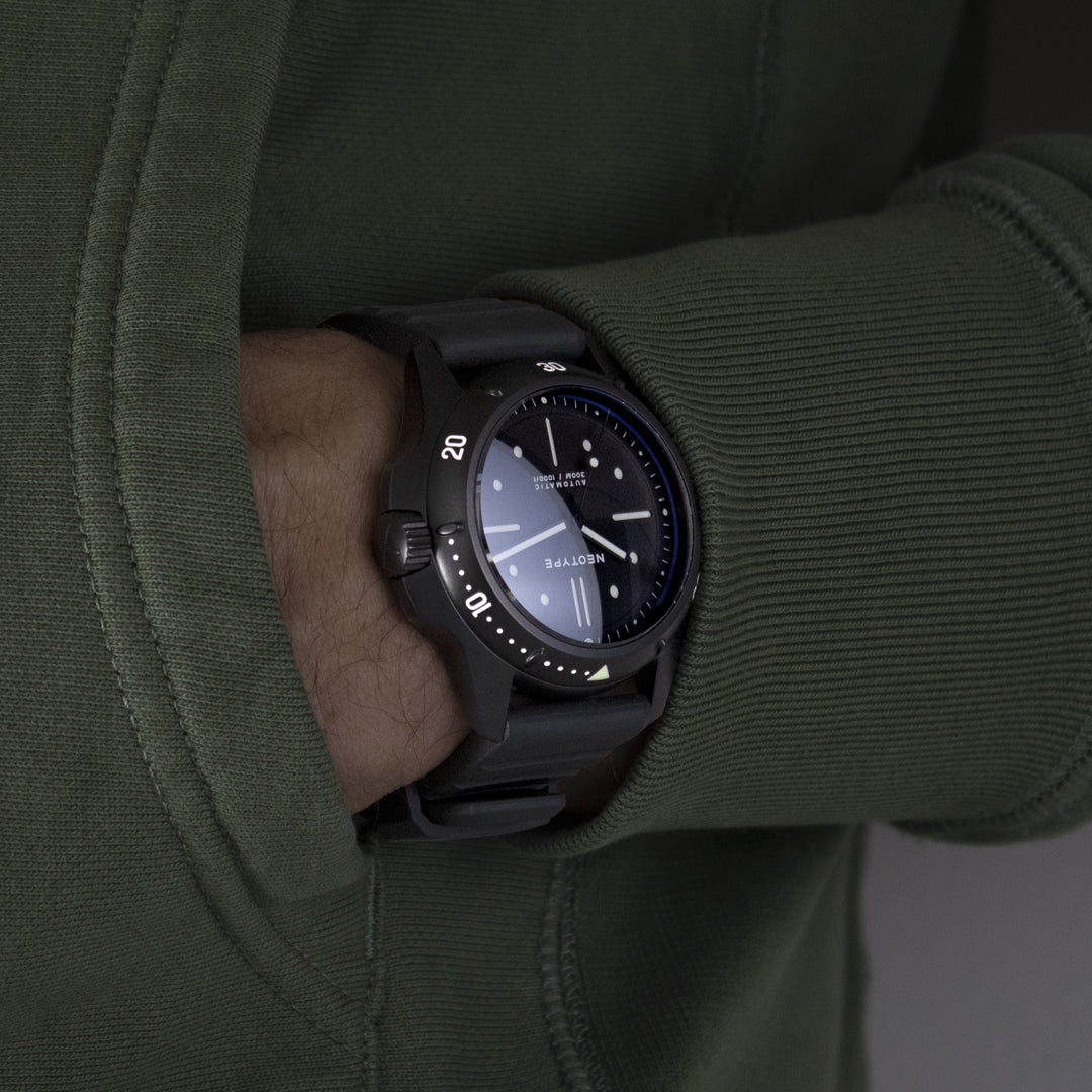 Tableau présentant les caractéristiques techniques de la Montre de plongée Neotype Watches, sur un fond blanc.