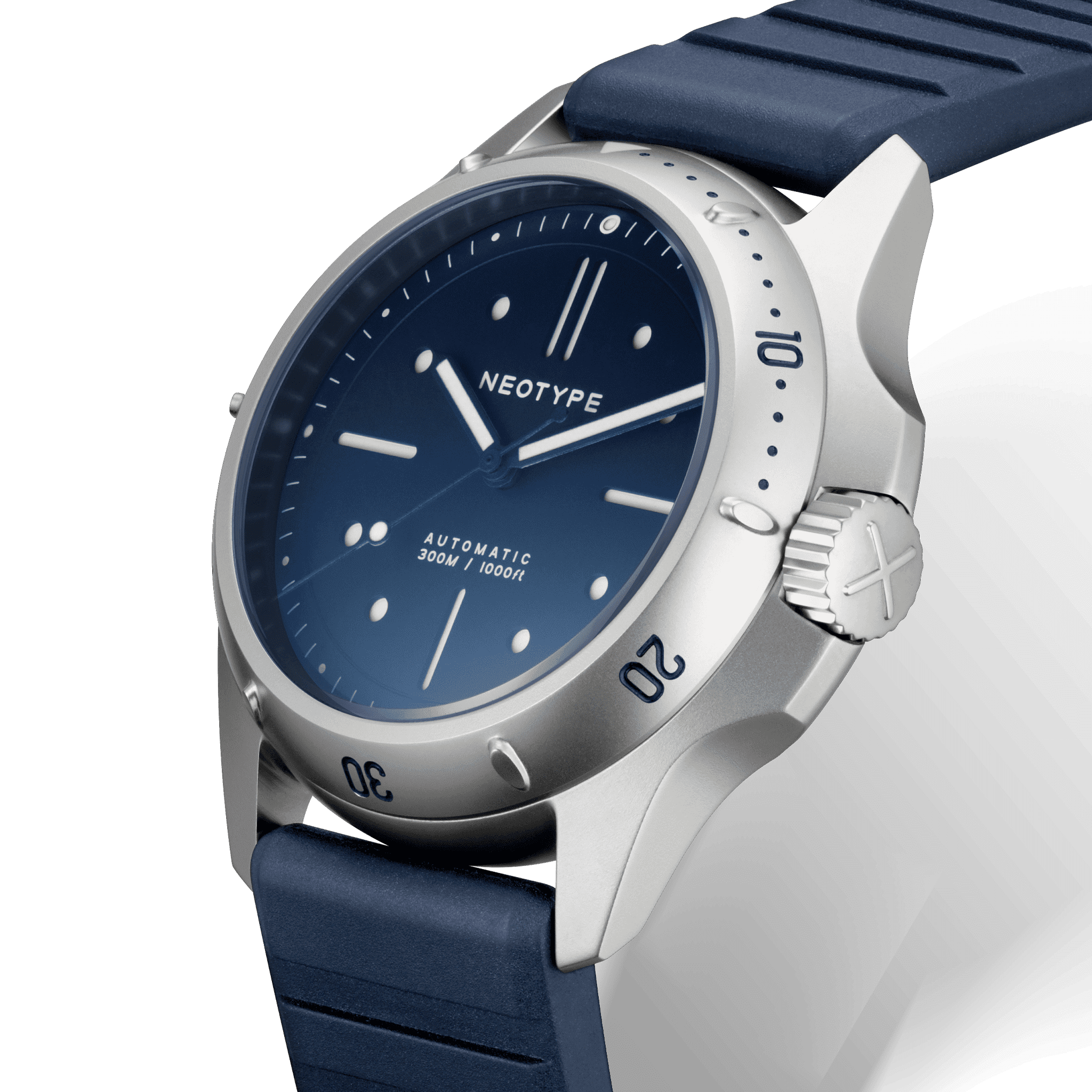 Vue de trois-quarts d'une Montre de plongée Neotype Watches avec boîtier solide et détails précis, mettant en valeur son apparence moderne et fonctionnelle.