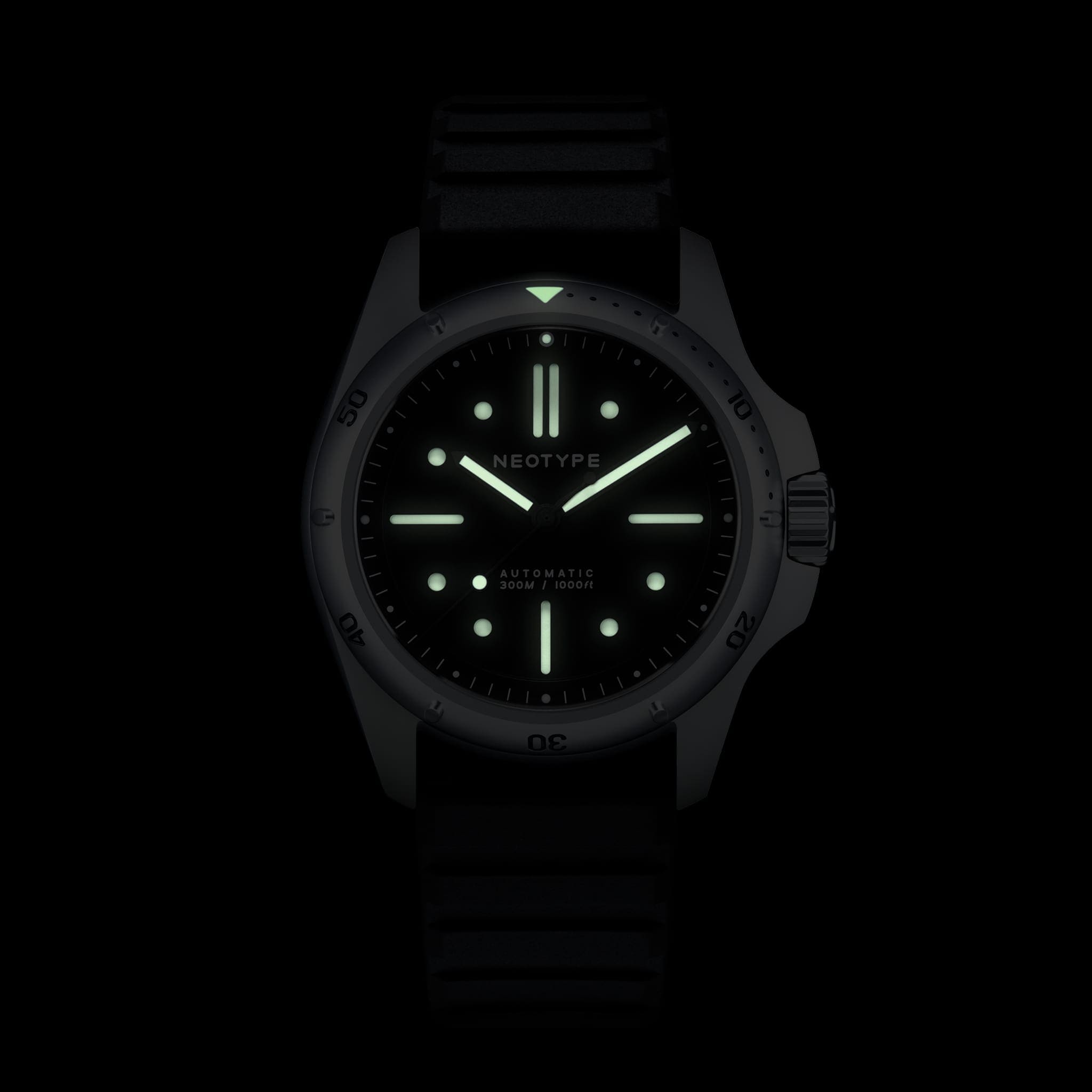 Montre de plongée Neotype Watches vue de face dans un éclairage nocturne, mettant en valeur les détails lumineux du cadran pour une visibilité optimale sous l'eau.