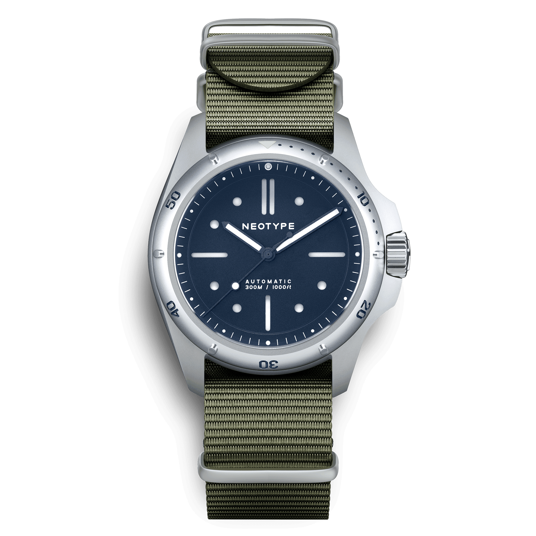 Montre de plongée Neotype Watches avec bracelet NATO olive vue de face, présentant un design résistant et une forte présence au poignet.