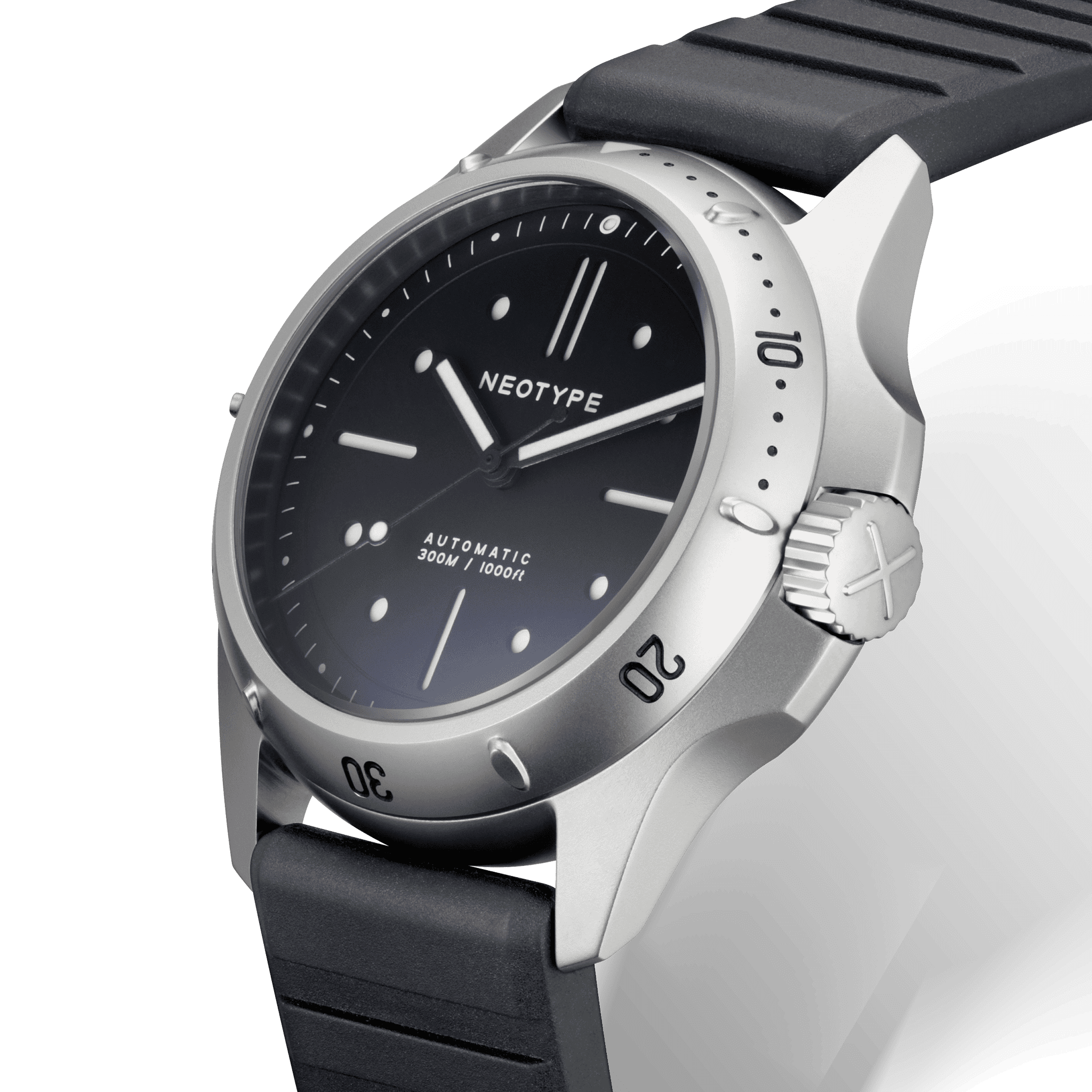 Vue en trois-quarts de la Montre de plongée Neotype Watches avec boîtier robuste et finitions soignées, montrant son design puissant.