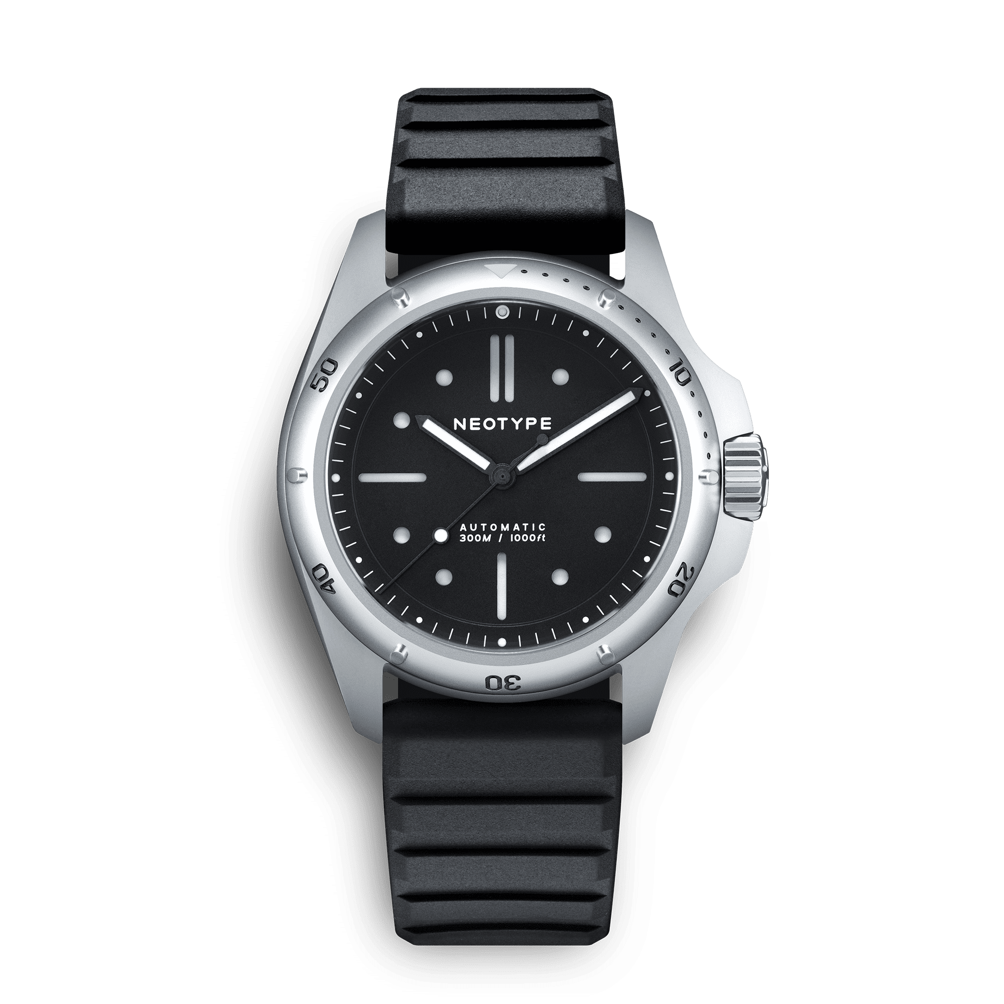 Montre de plongée Neotype Watches moderne avec cadran noir et Bracelet FKM de Neotype Watches noir, vue de face, conçue pour résister à une pression de 30ATM.
