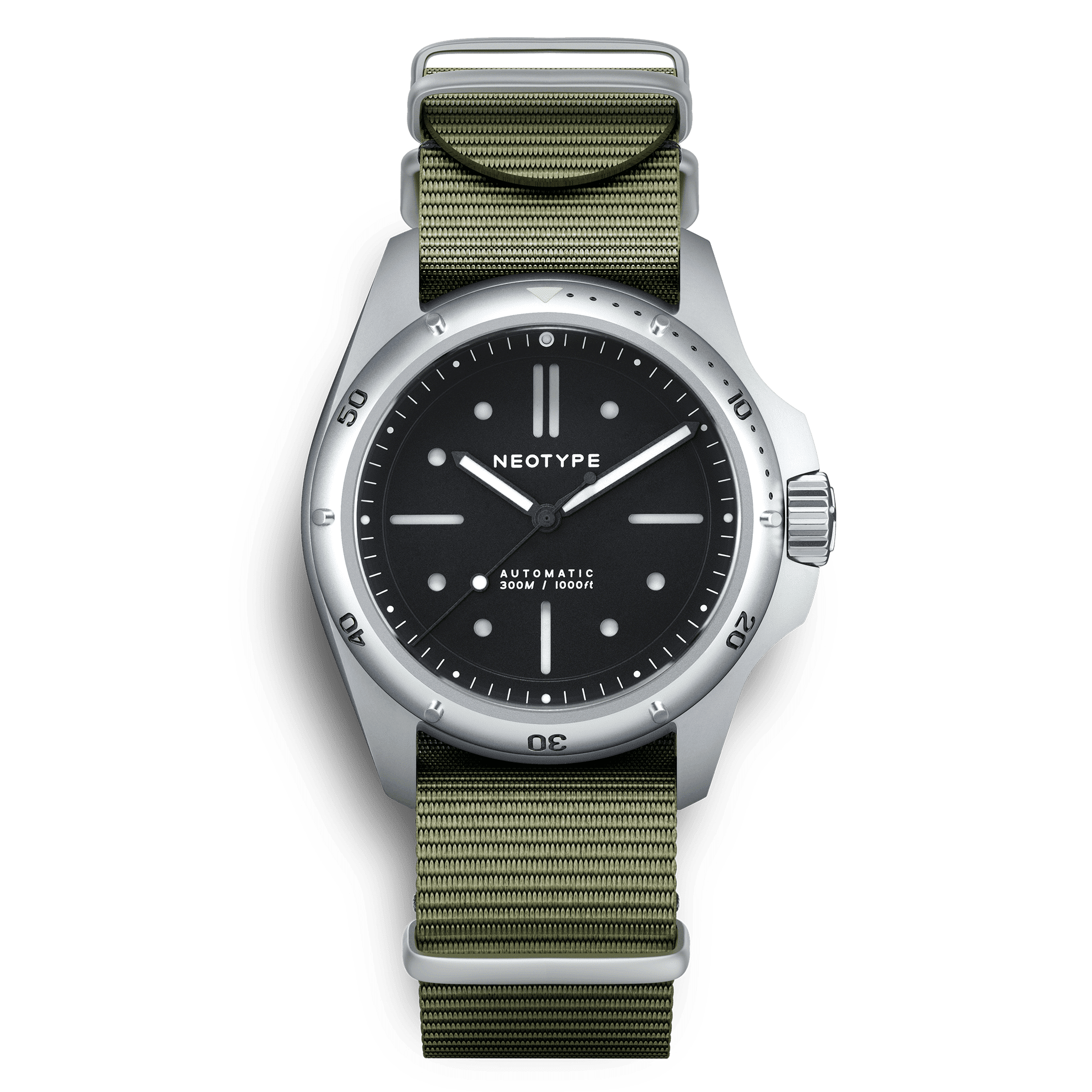 Montre de plongée Neotype Watches avec bracelet NATO vert oliva, vue de face, illustrant un style à la fois moderne et résistant pour une forte présence au poignet.