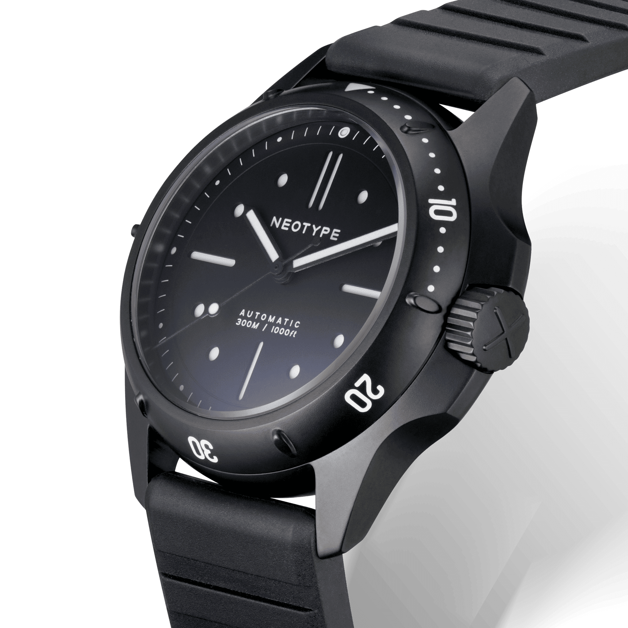 Vue en trois-quarts de la Montre de plongée Neotype Watches en acier PVD noir, soulignant les détails de sa construction et son allure dynamique.