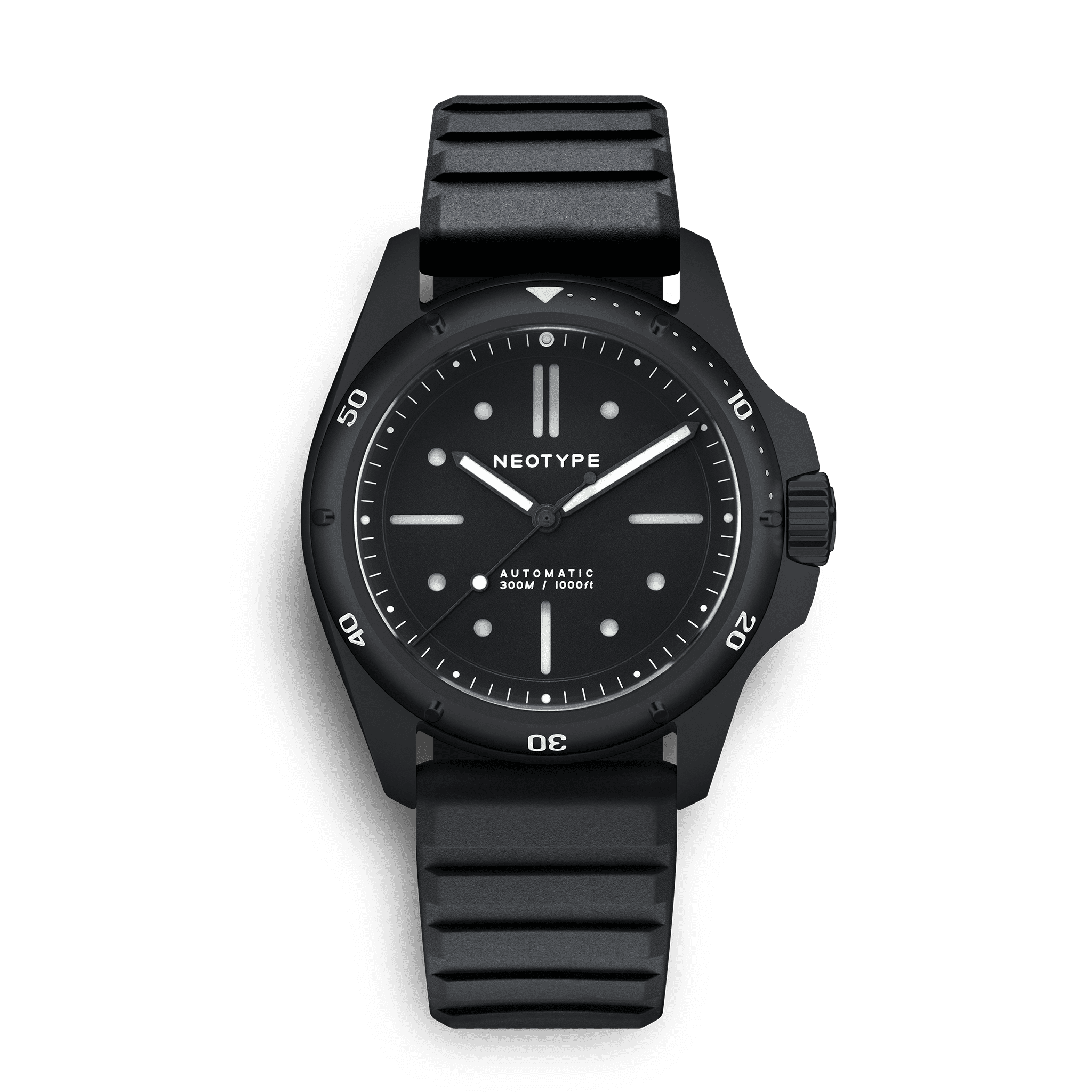 Montre de plongée Neotype Watches moderne en acier PVD noir, vue de face, mettant en avant son design robuste et sa forte présence au poignet.