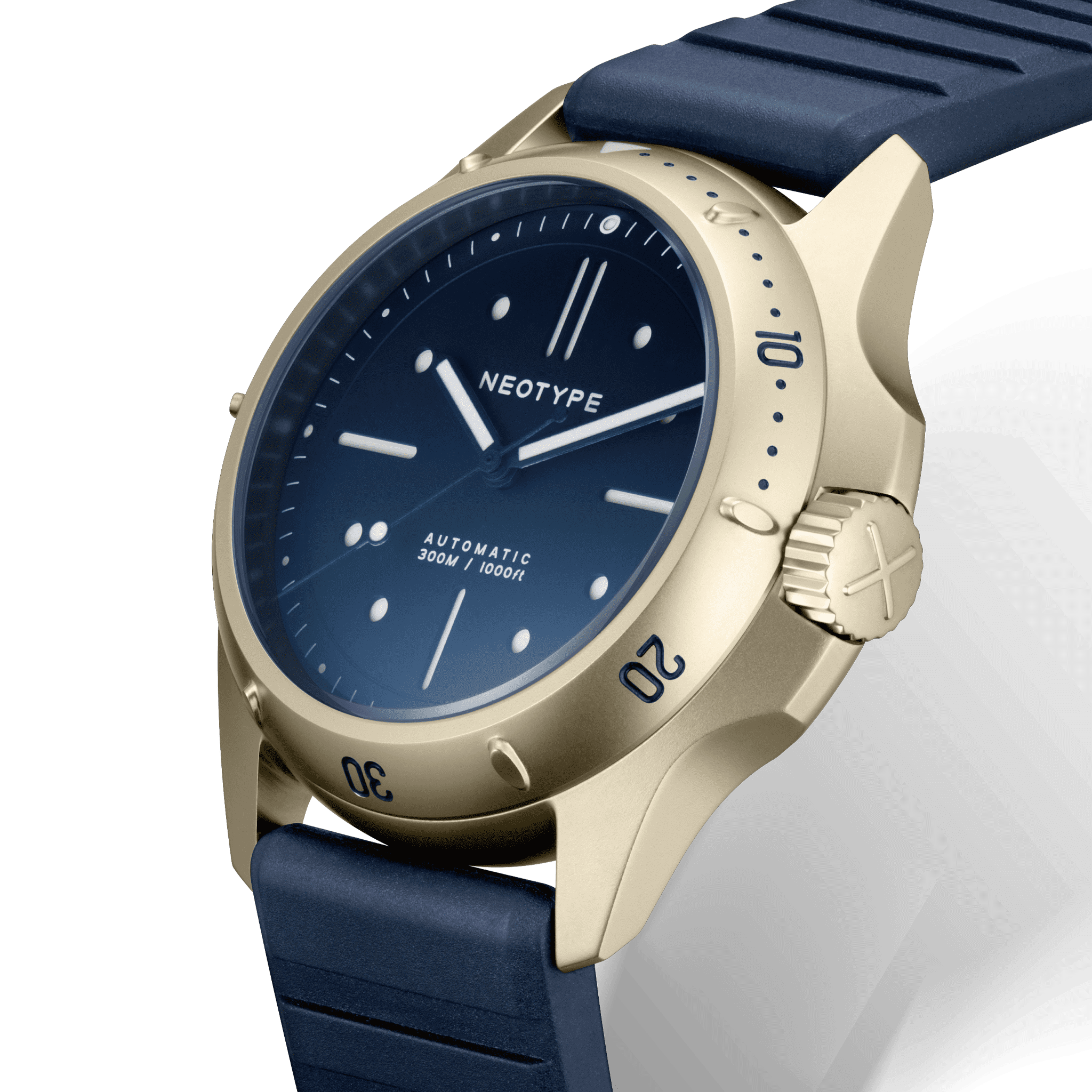 Vue en trois-quarts de la Montre de plongée Neotype Watches en acier PVD or et cadran bleu, soulignant les détails de la finition et sa robustesse.