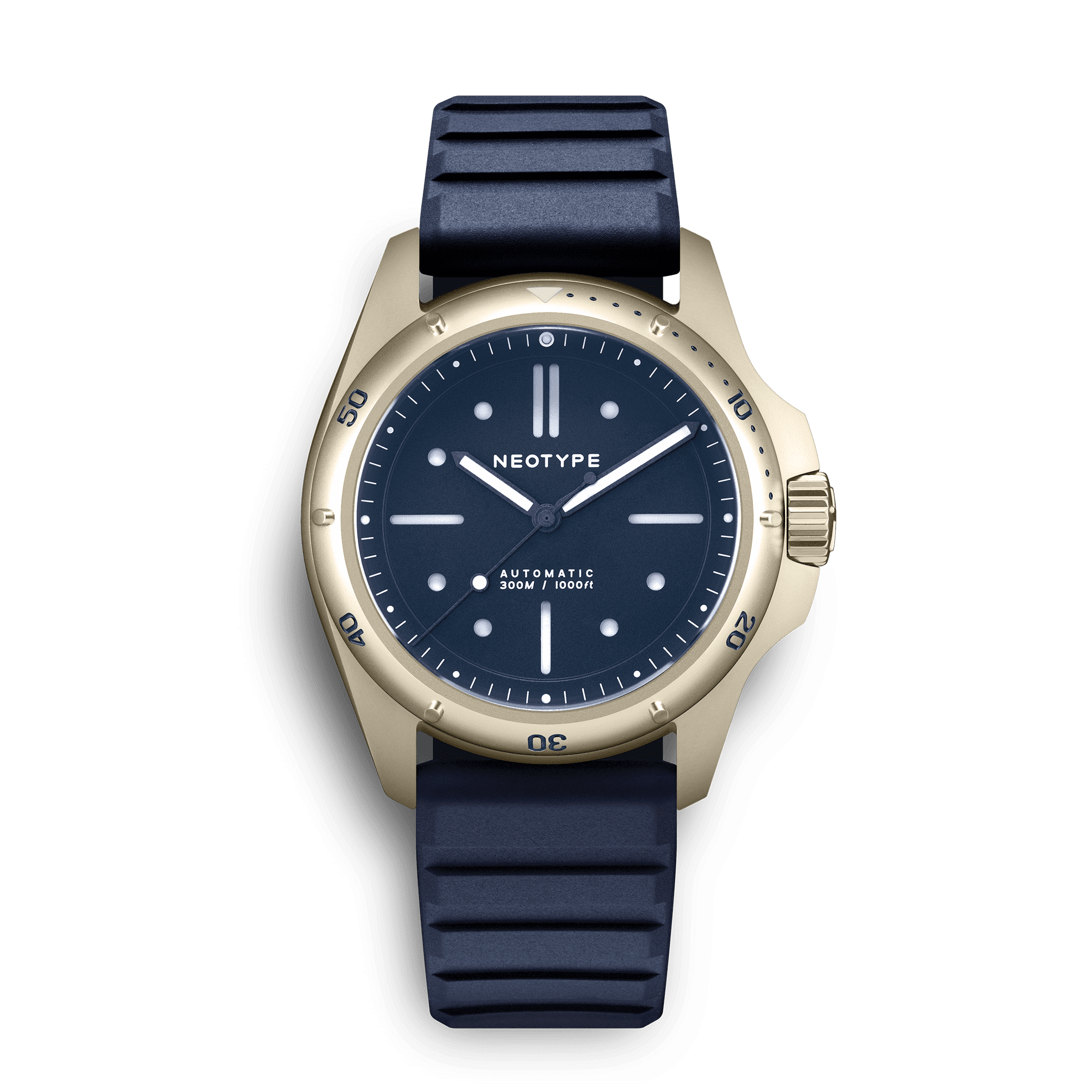Montre de plongée Neotype Watches moderne en acier PVD or et cadran bleu, vue de face, mettant en avant son design puissant et élégant.