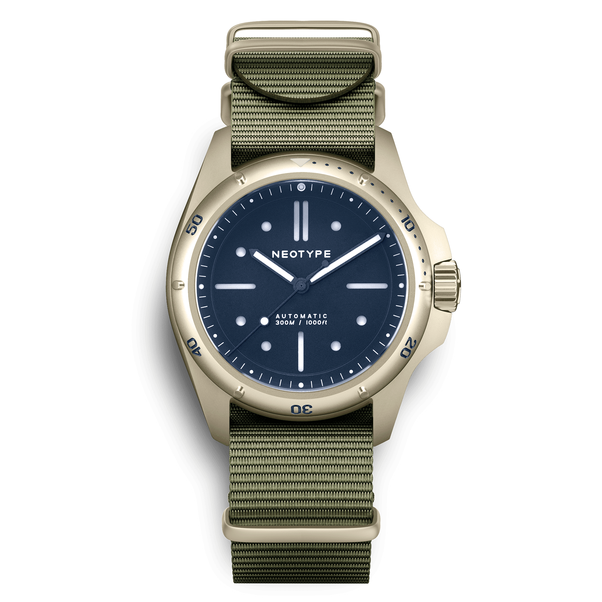 Montre de plongée Neotype Watches en acier PVD or avec bracelet NATO, vue de face, illustrant son style sportif et moderne.