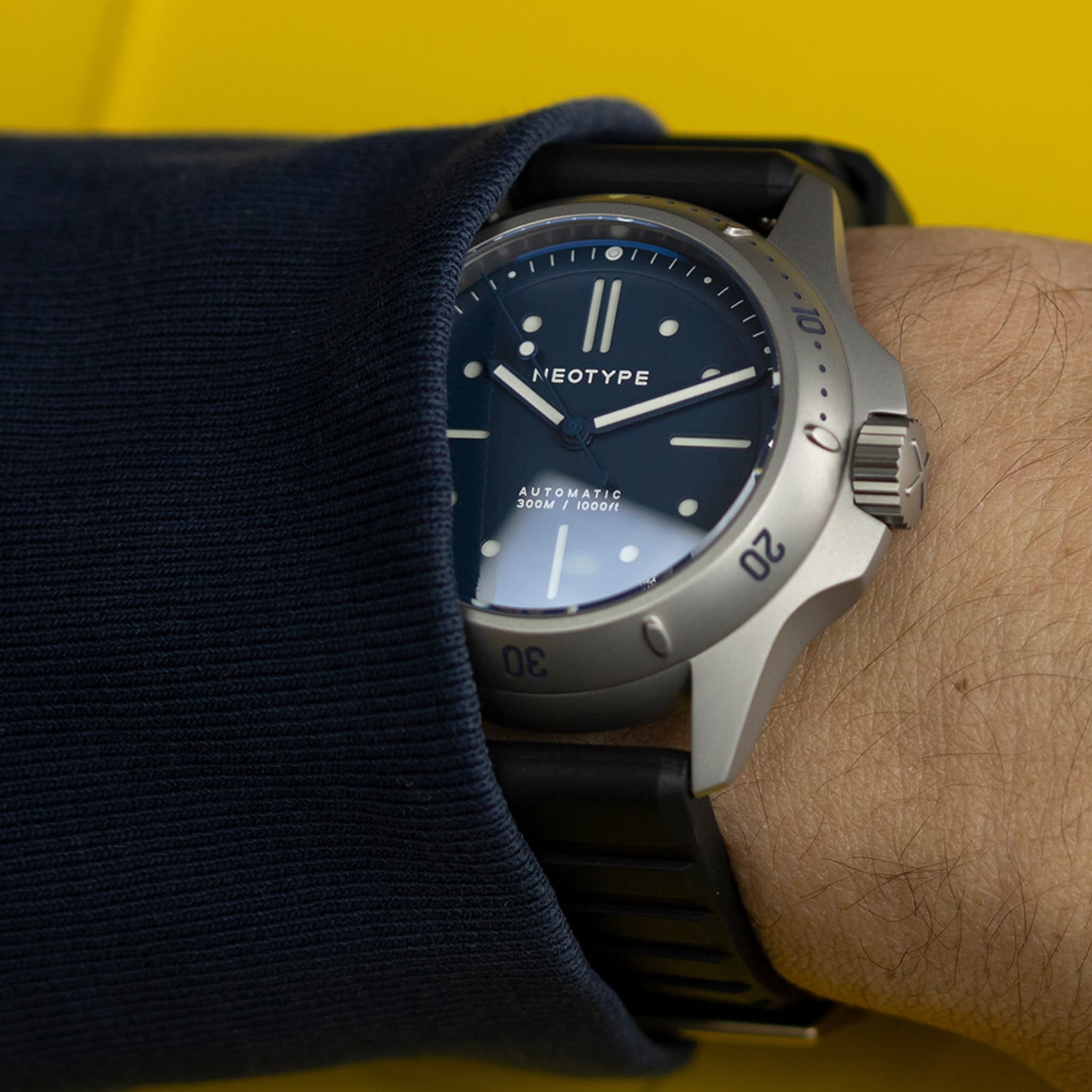 Bracelet FKM de Neotype Watches en caoutchouc fluocarboné noir, affiché avec un fond neutre, mettant en valeur les détails du produit et son aspect premium.