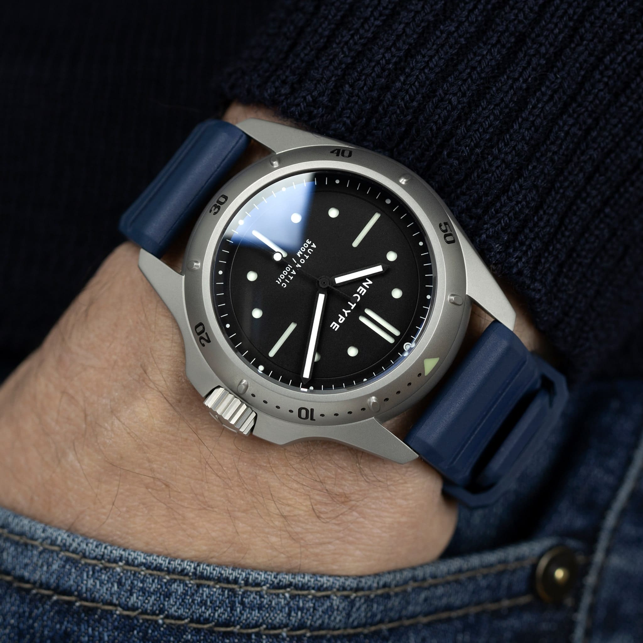 Bracelet FKM de Neotype Watches, montrant les détails de la présentation et l'identité de la marque.