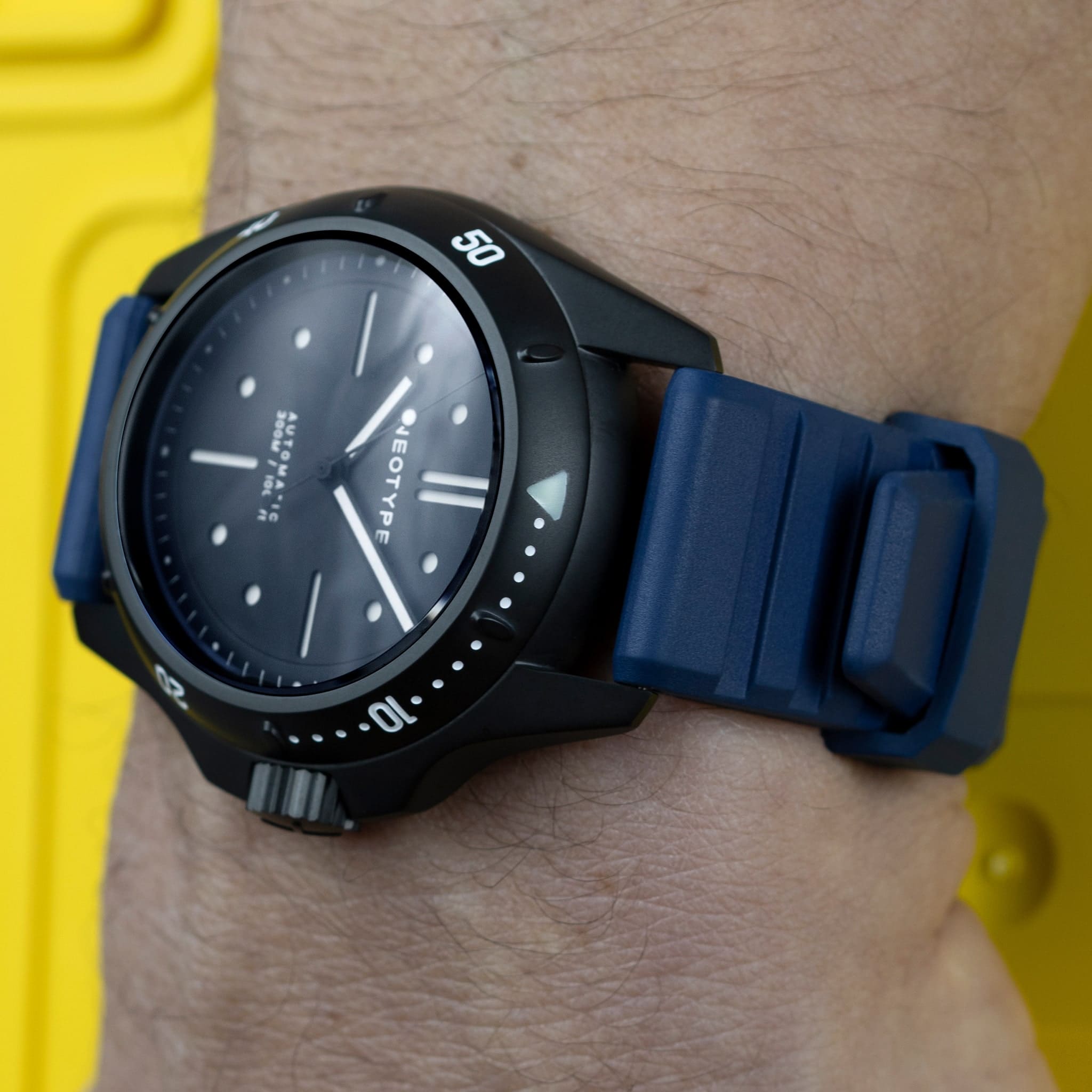 Bracelet FKM de Neotype Watches, mettant en avant le produit dans son contexte, avec un design attrayant.