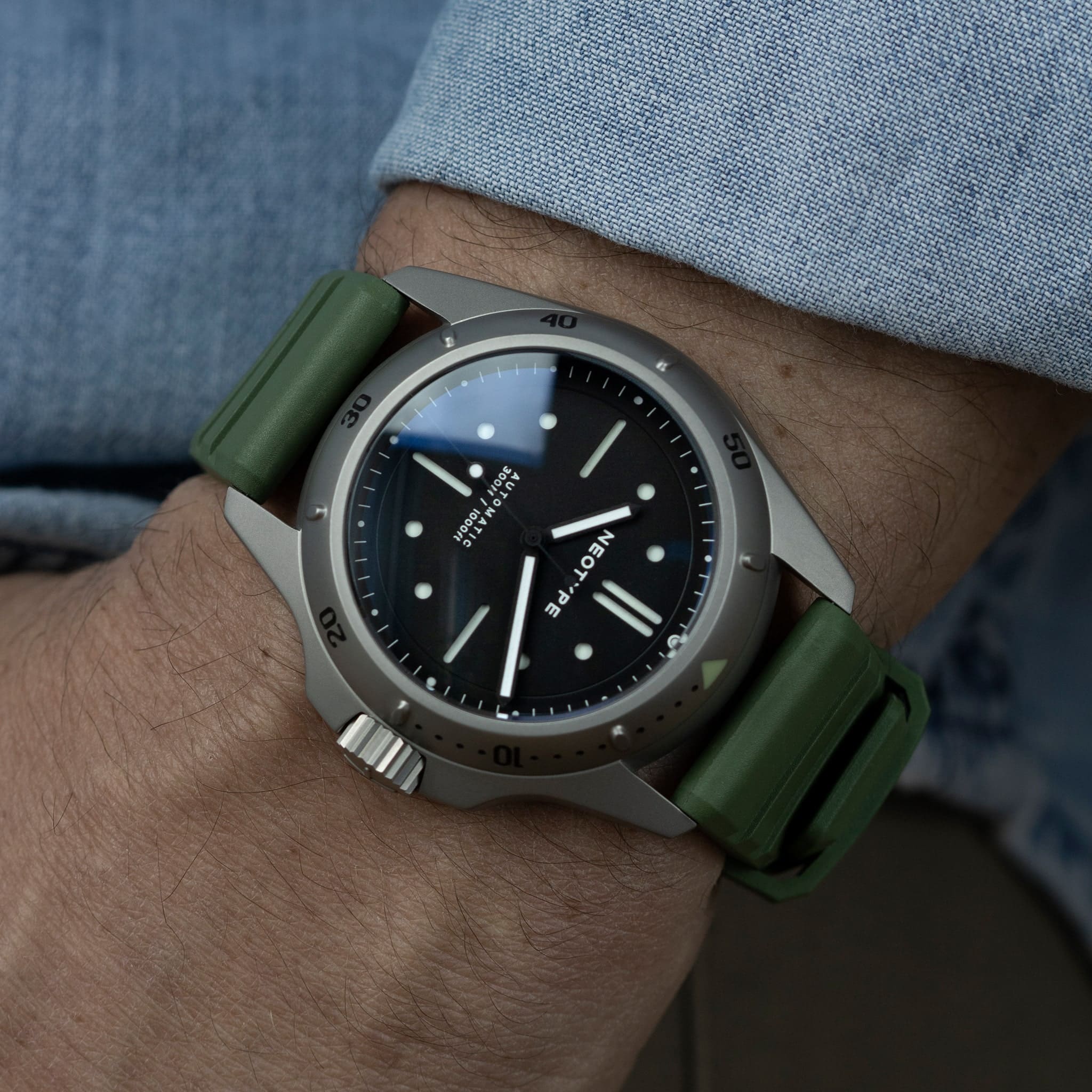 Bracelet FKM de Neotype Watches en caoutchouc fluocarboné vert, exposé avec un fond clair, accentuant sa souplesse et sa robustesse esthétique.