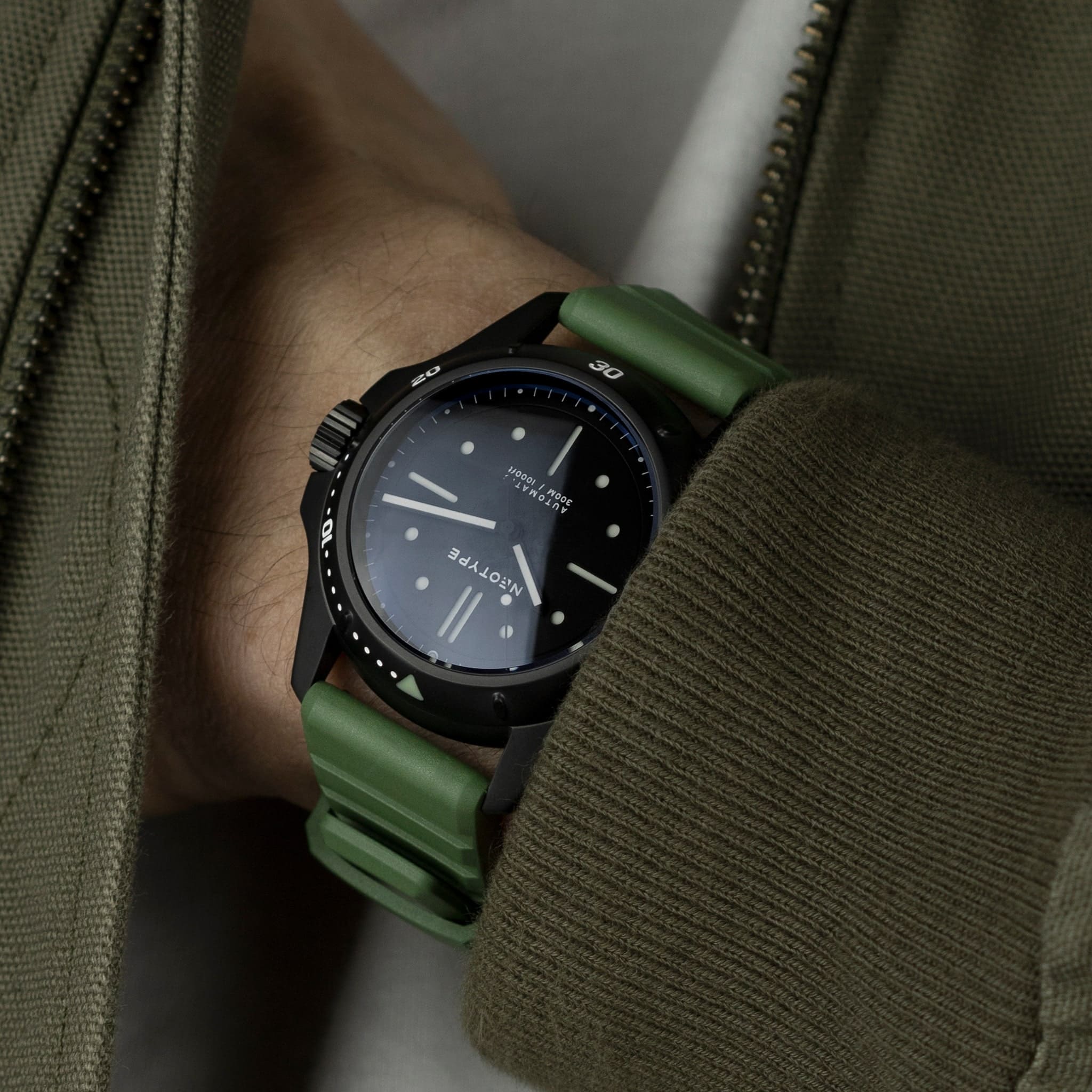 Bracelet FKM de Neotype Watches en caoutchouc fluocarboné vert, montré avec un fond neutre, illustrant ses détails raffinés et sa qualité supérieure.