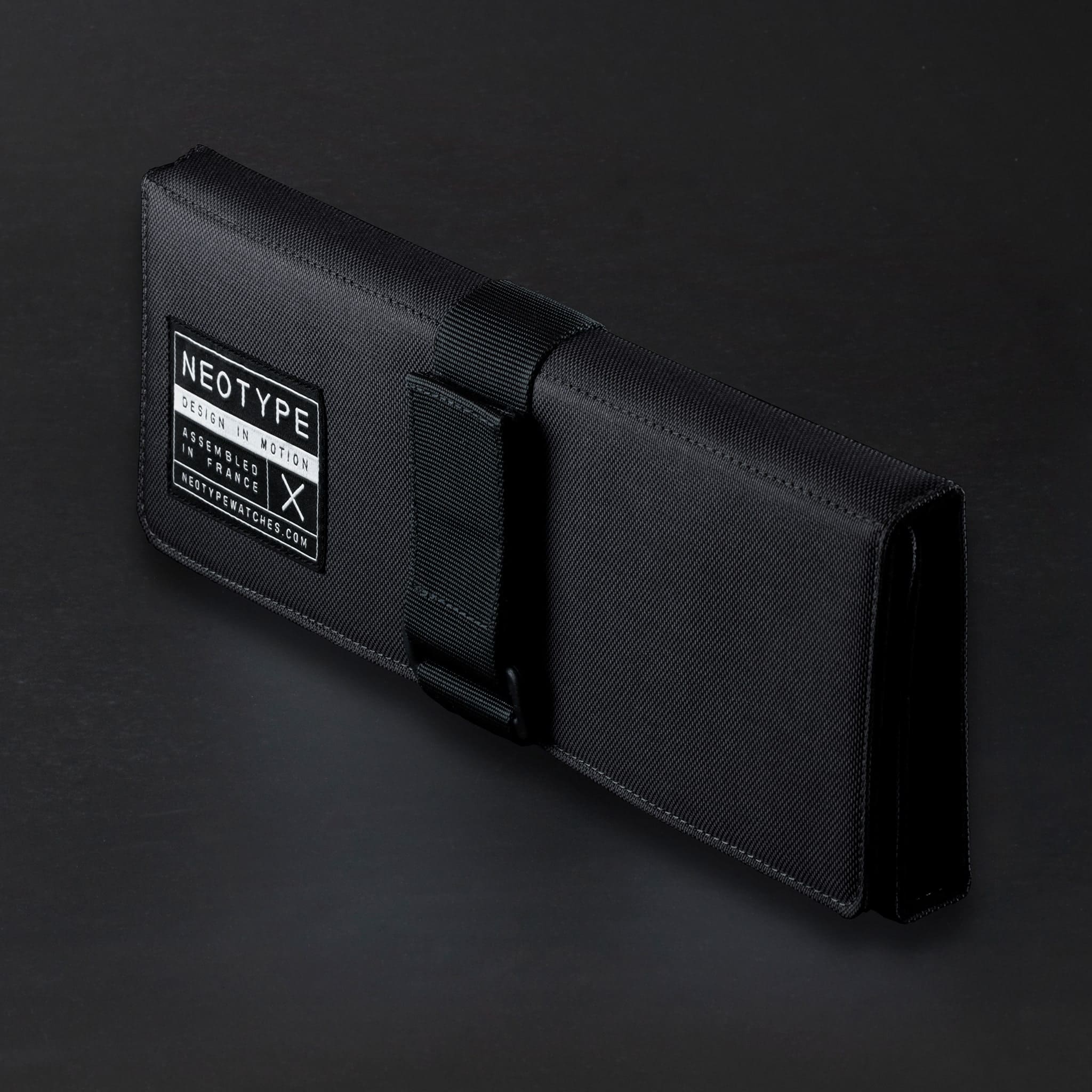 Packaging de la Montre de plongée Neotype Watches en acier PVD or, présentant la boîte et les accessoires, illustrant l'attention portée aux détails.